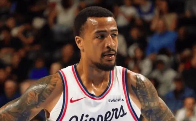 科林斯是什么情况呢？之前打替补的时侯，他的表现是相当出色的，在这种情况下，NBA