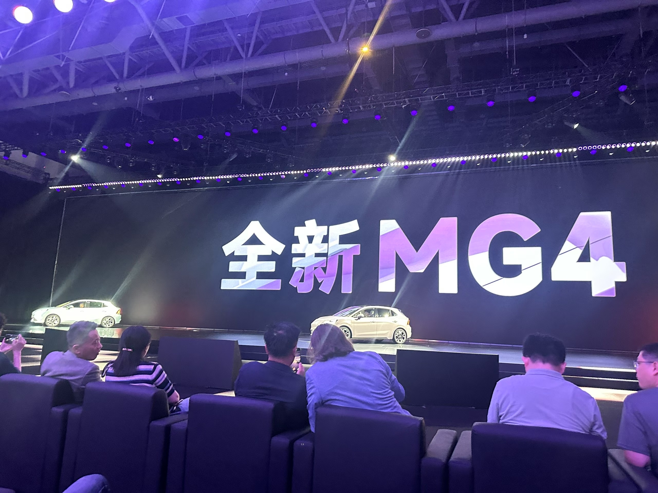全新MG4纯电智驱大两厢，会是上汽第一批上马半固态电池的车型！MG4，两个主打色