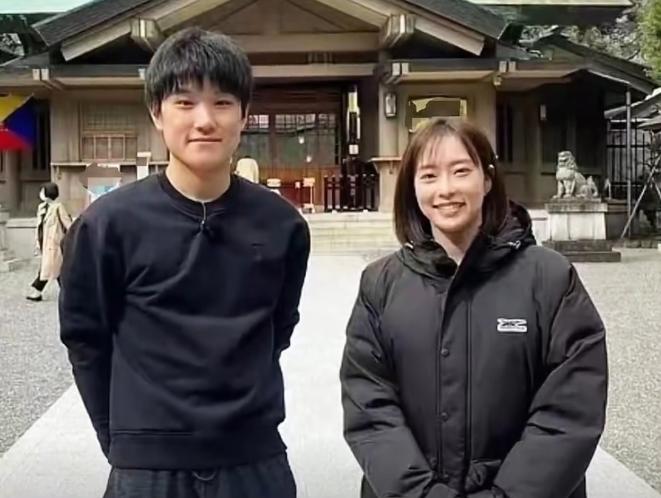 石川佳纯和张本智和拜鬼的时候穿的衣服很厚，所以应该是早之前就已经做了的，而到8月