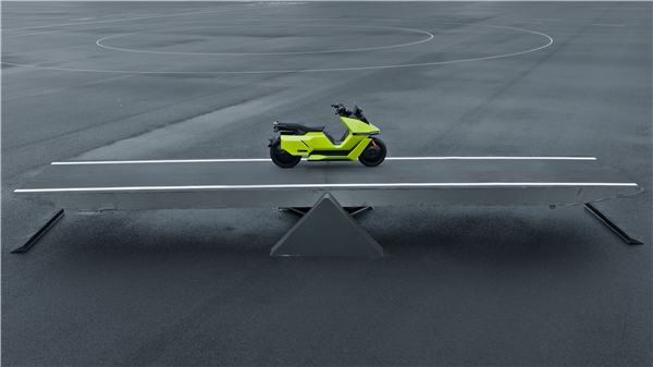 从“造车”到“造轮”：何涛的降维打击，是中国科技出海的真正答案当小鹏汽车联合创始