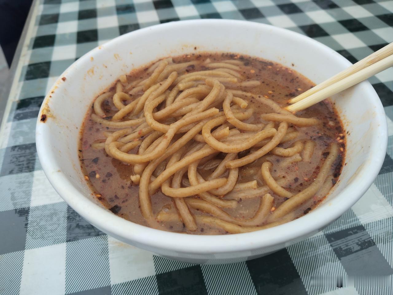 陇西东门的饸饹面

偶尔发现，十多年前常吃那家饸饹面还在。那时单位在东门，早晨一