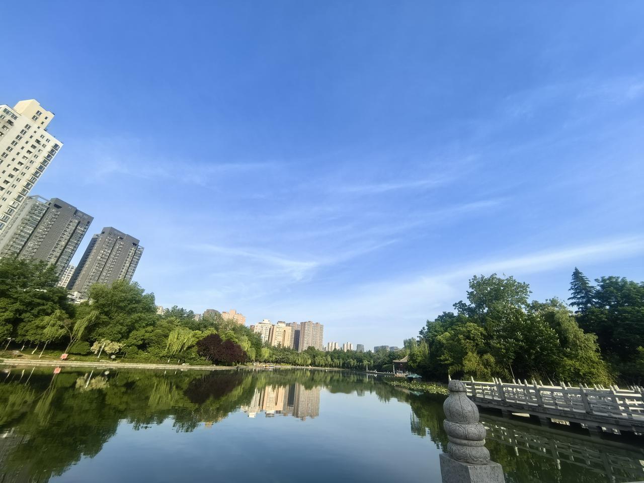 大美蓝天白云

[玫瑰][心][玫瑰]

今天晨练，抬头就被那大美蓝天白云吸引住