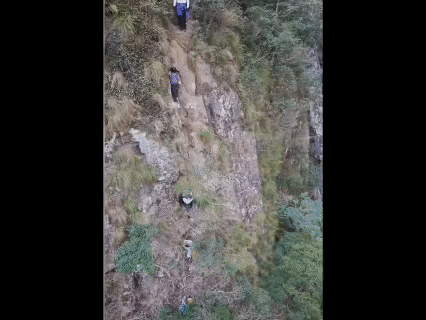 驴友团攀爬荒山险崖
女子踩空瞬间坠崖
画面看得人头皮发麻
 
这一幕惊险到让人窒