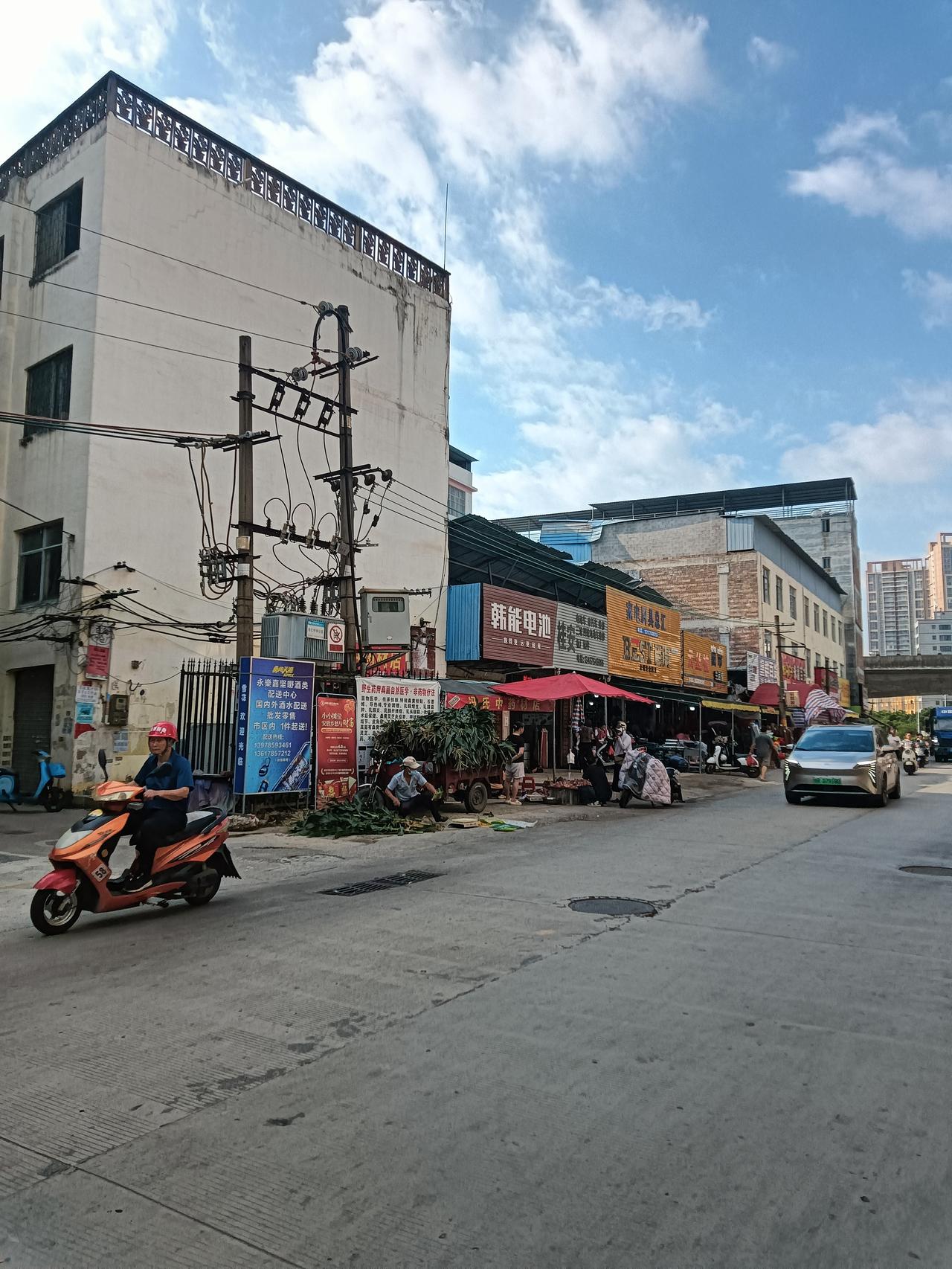 这两天贵港市区午后温度高达35度，炎炎夏日贯穿整天闷热难耐。中午经过港北龙圣市场