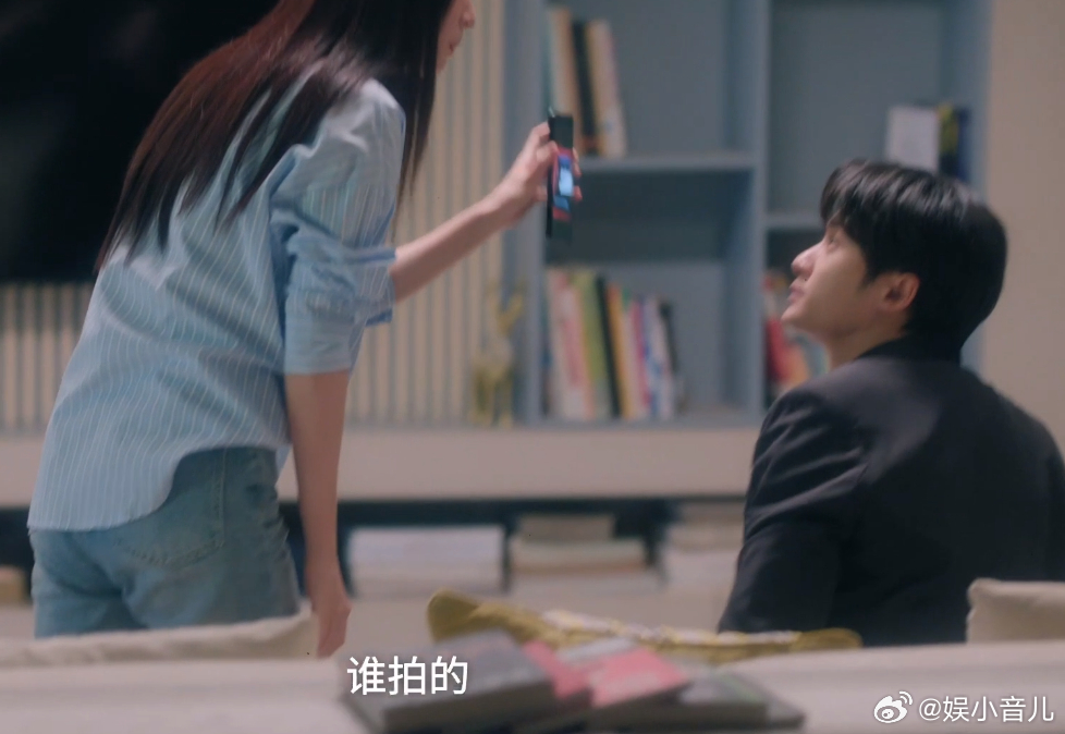爱情有烟火白天同事晚上同居真的很难拒绝《爱情有烟火》这样有趣的作品，白天是同事晚