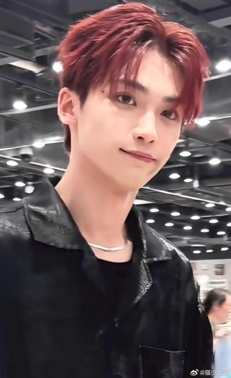 梓渝怎么就突然爆火咋说呢，总感觉他一会好看一会不好看的，但他粉丝黏性是真大，有种