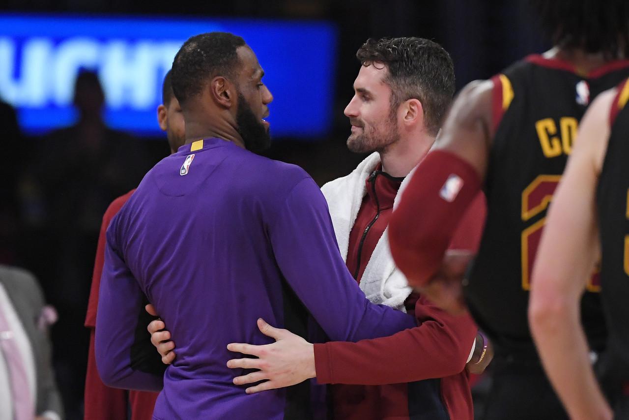 再聚首？名记：詹姆斯预计会留在湖人 乐福可能加盟今日，ESPN记者Marc J.