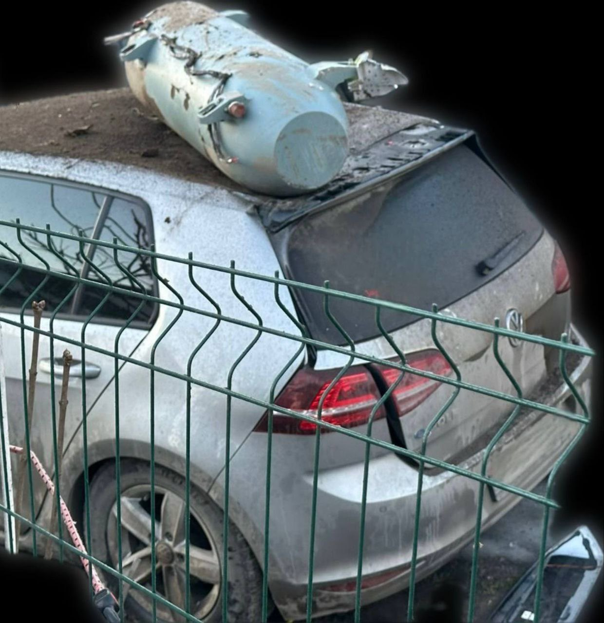 大众车质量不错，硬抗了据说是Kh-101巡航导弹的450kg战斗部 