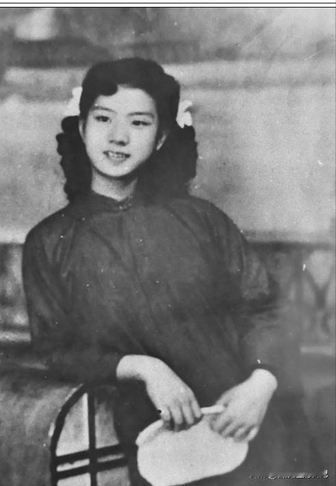 1949年，特务头子毛森，抓捕了一个交际花小姐，审讯时，毛森用刀划开她的衣服，轻