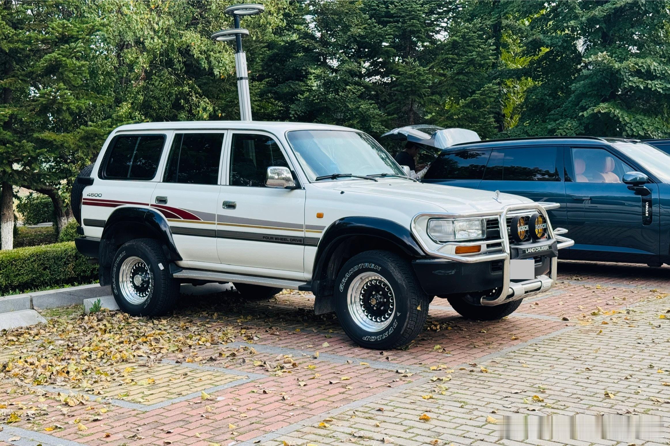一辆1993年的车和两辆2025年的车，跨度32年，外观内饰反差感巨大，换着开感