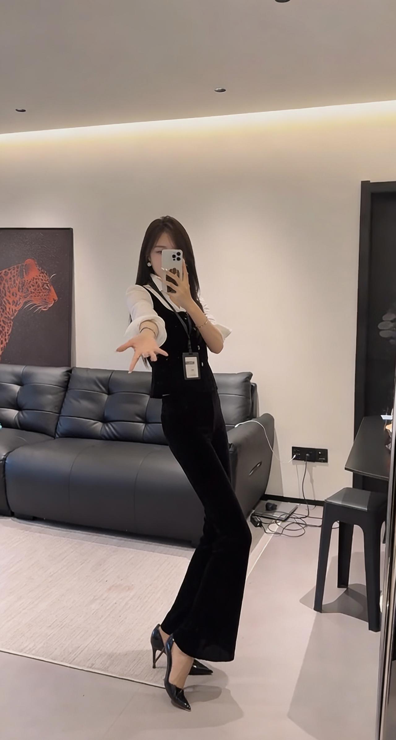 正常穿搭推荐，无不良引导。

这套穿搭属于复古摩登+轻熟职场风，核心是黑色丝绒马