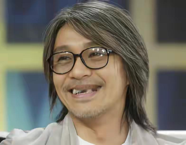 2009年，韩三平接到了周星驰的电话，他谦虚地问：“三平哥，能不能给我在《建国大