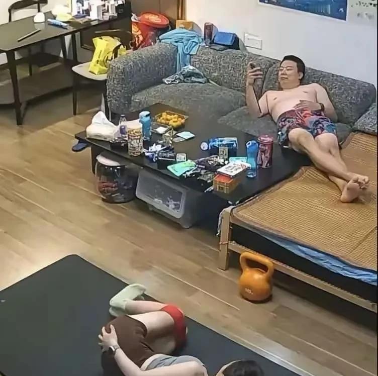这中年大哥心也是真大，放着身材这么好的老婆在那一个人练，自己在那刷抖音看美女。这