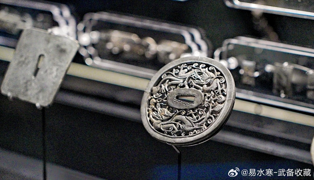 文物文物历史刀剑 江口沉银博物馆里的铜镂空浮雕龙纹刀镡       这个镡在央视