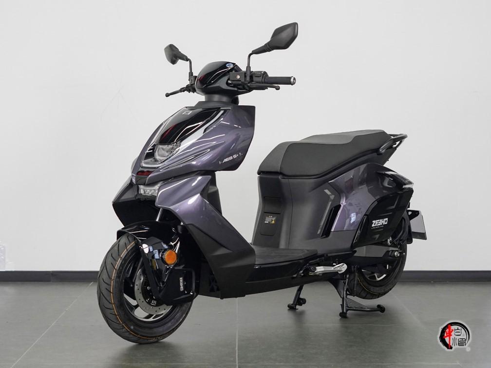 极核(ZEEHO)2025款AE8 S+性能电摩震撼上市，售价23980元。核心