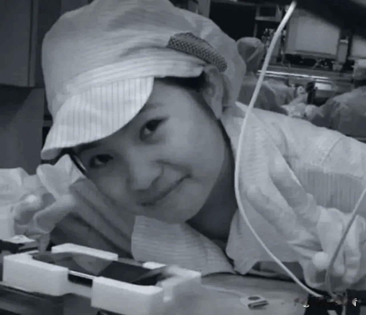 2008年，贵州有个妹子在富士康干活。她闲着没事用没做完的苹果手机拍照，拍完忘删