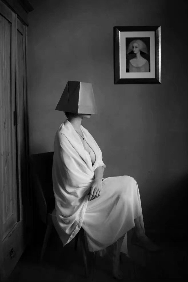 无论对谁太过热情，就增加了不被珍惜的概率。倘若没有过度的欢喜，便不会有极度的悲伤