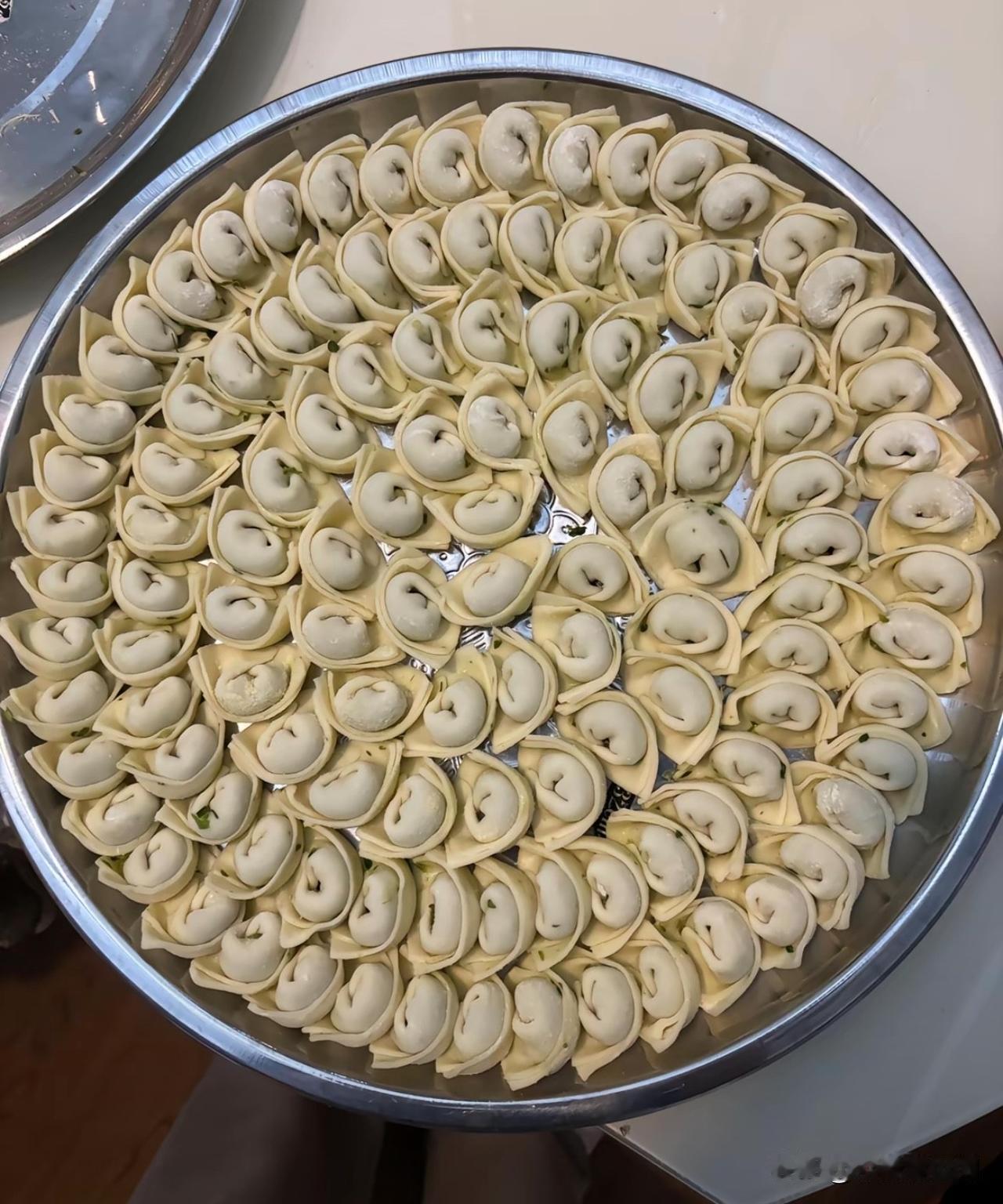 我们这里连下三天雨了，今天和媳妇儿一起包了点馄饨吃，暖暖身子，我最喜欢吃羊肉胡萝