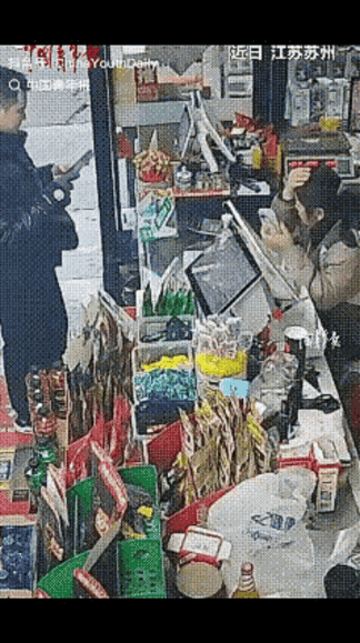 “这就是命啊!”近日，苏州一男子到一超市买东西时，正准备付款时，意外发生了，老板