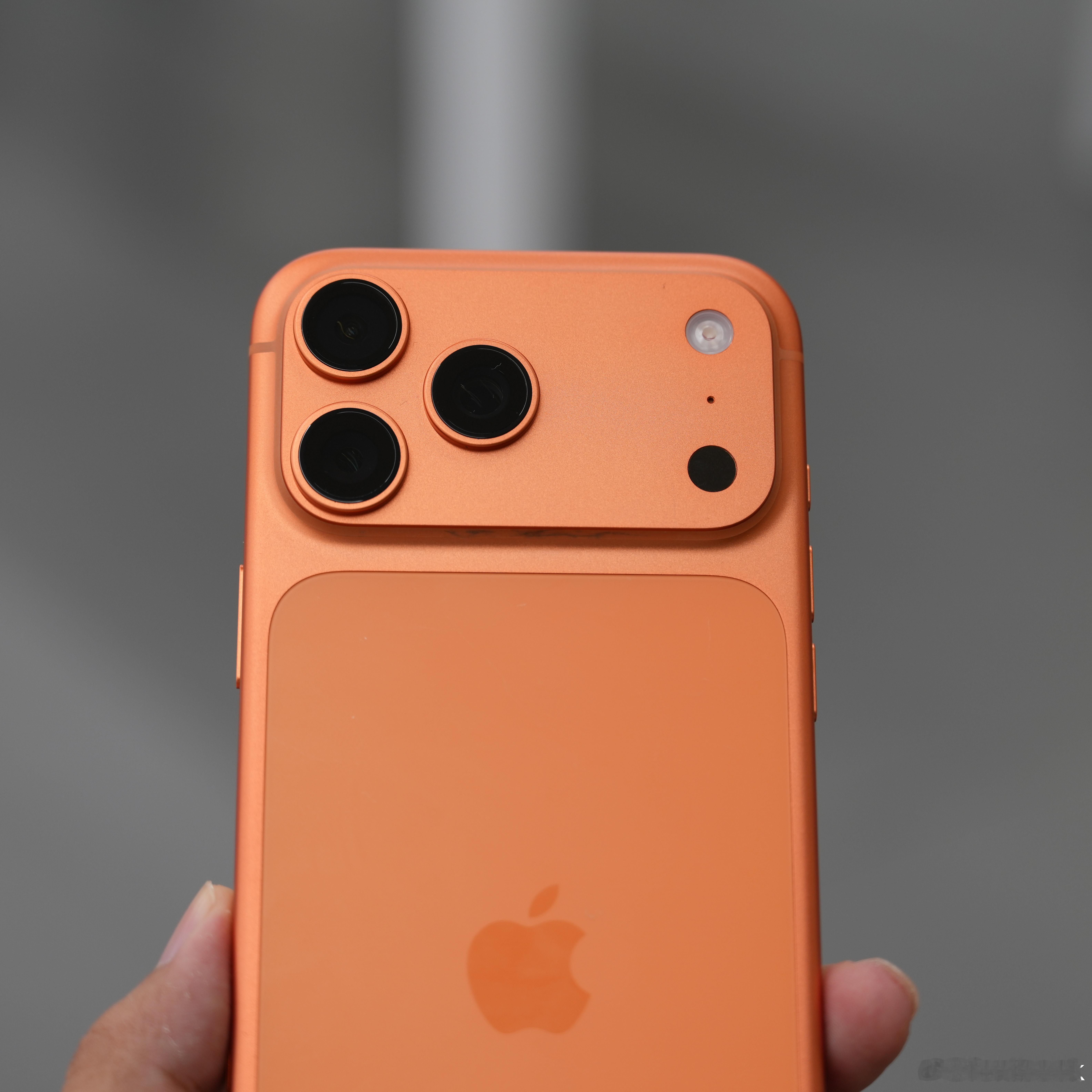 iPhone 17 Pro Max 爱马仕橙下下周到货，我最贵的备用机[开学季]