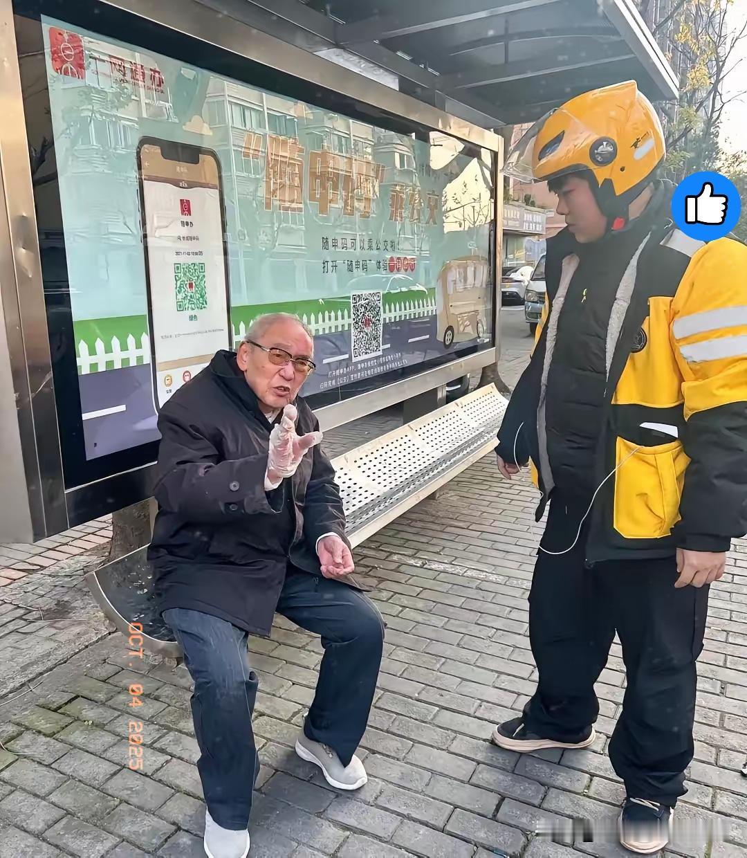 高中的数学老师去世了，一位穿着黄衣服的外卖小哥满脸泪水，来磕了三个头，走了，一打