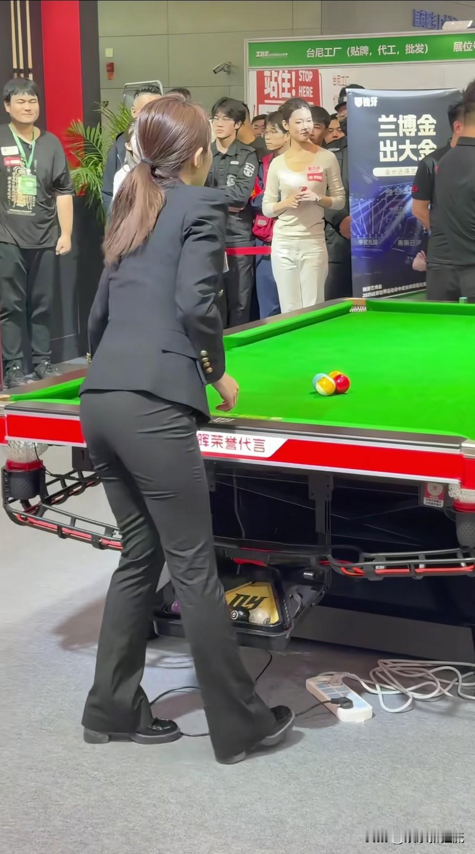 金牌台球美女裁判王钟瑶，全神贯注工作，辨识度很高，这样的背影一眼就能认出来是她。