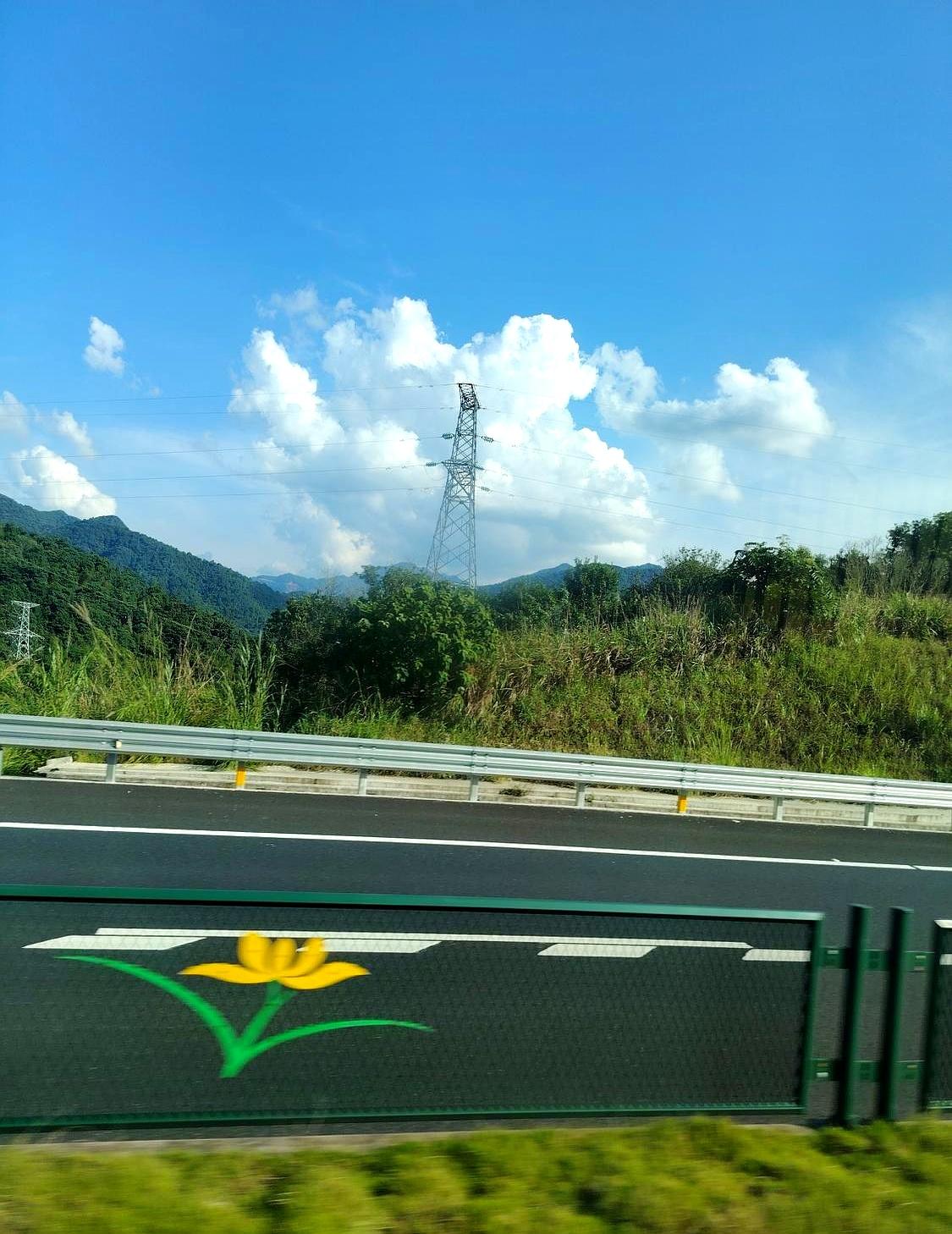 父亲节我只给我爸发了200块红包，备注就写了四个字：父亲节快乐。
红包一发出去，