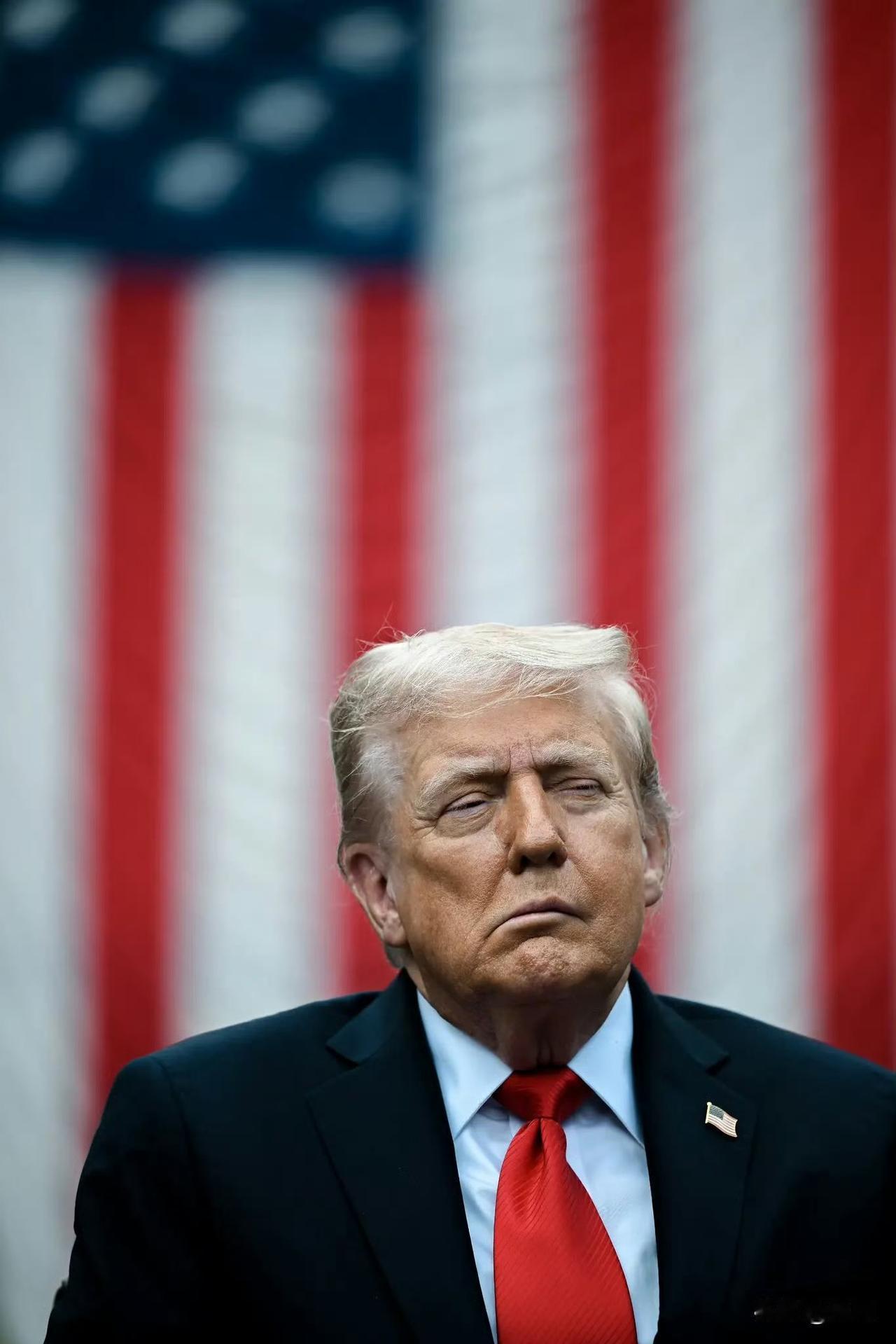 白昼渐短，疲态初露：特朗普在任内直面衰老现实，正如这艘锈迹斑斑的老旧军舰…
唐纳