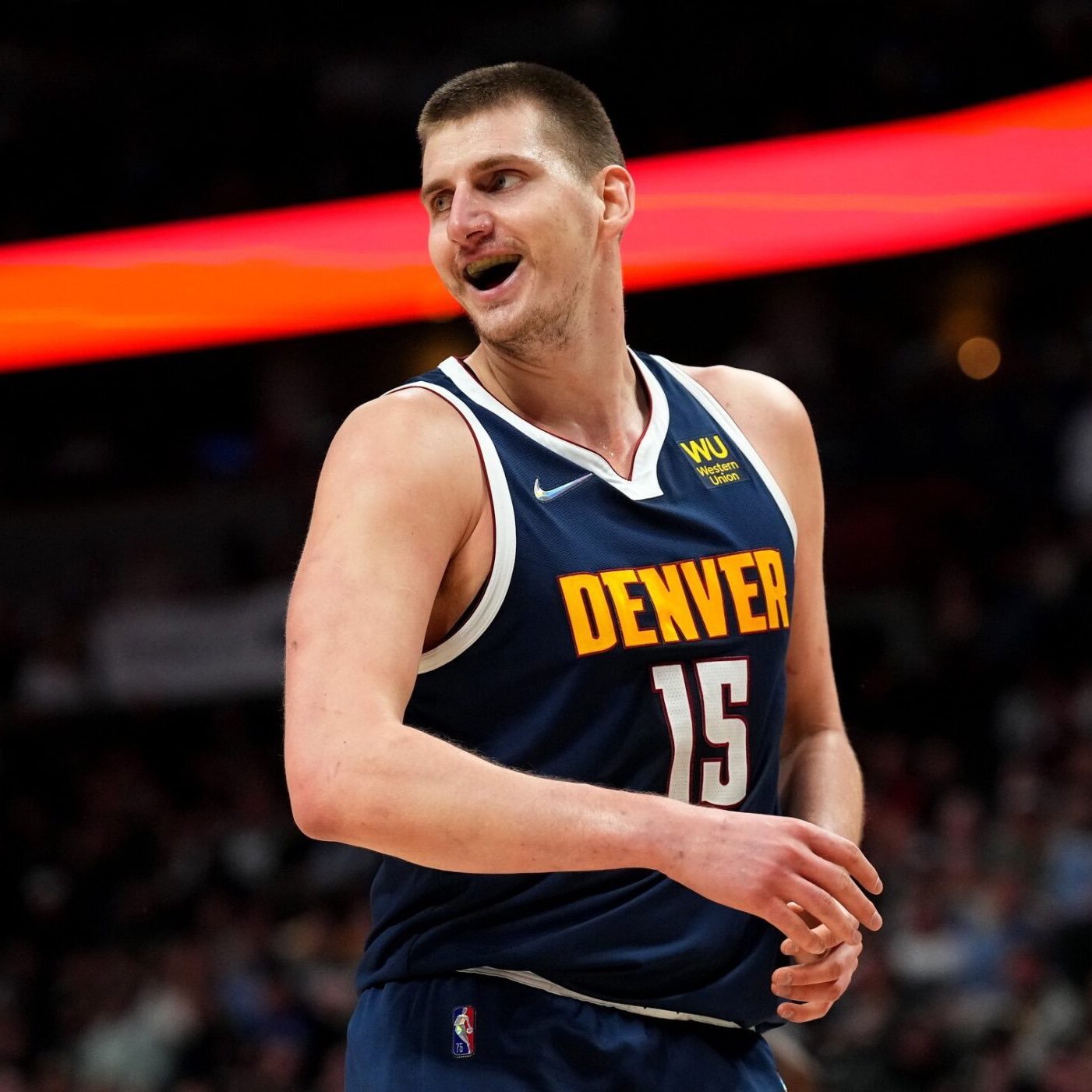 约基奇聊到了他完全不想离开丹佛，找不到任何想去其他城市打球的理由："Even i