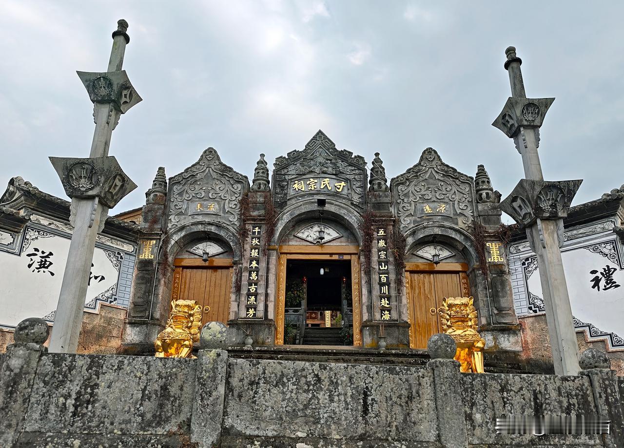 《声名显赫寸家祠》品和顺2
和顺古镇有八大宗祠，其中寸氏宗祠最为显赫也最为独特。