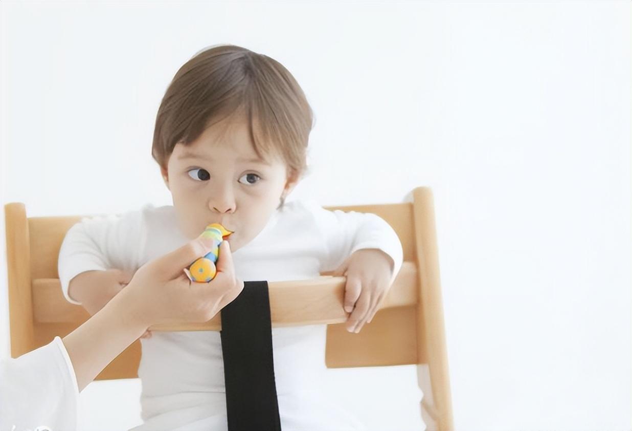 添加辅食后，到底多吃饭还是多喝奶？家长早点弄清楚，孩子长得好
孩子添加辅食后，奶