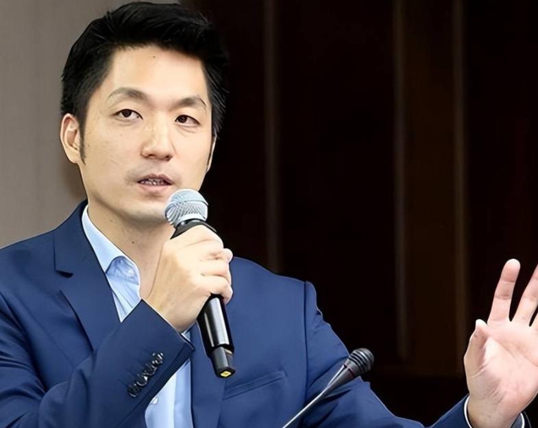 记者曾问蒋万安：你是台湾人还是中国人？蒋万安的回答出乎预料。他说：我是台湾人，是