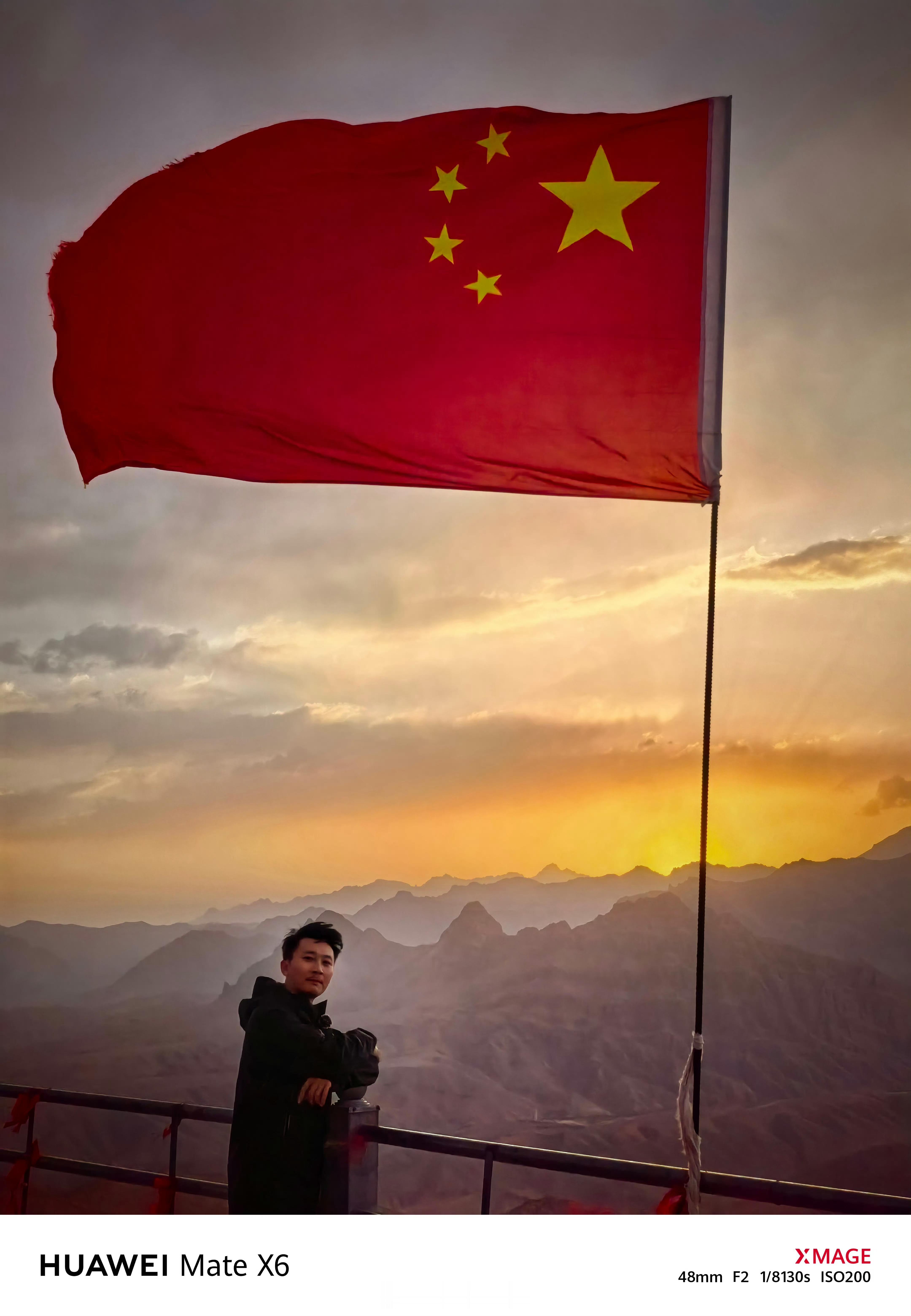 一人一张国旗照我爱你中国我们皆是护旗手这才是国庆假期该有的样子 ​​​