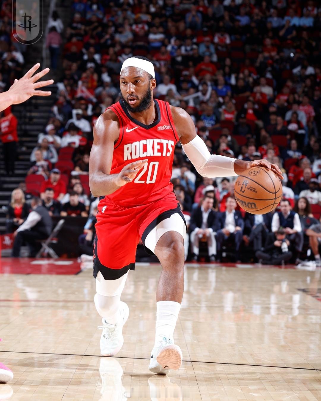 记者：“说到大空位，对方一直放空奥科吉，结果他连续命中三个三分球。你今晚从奥科吉