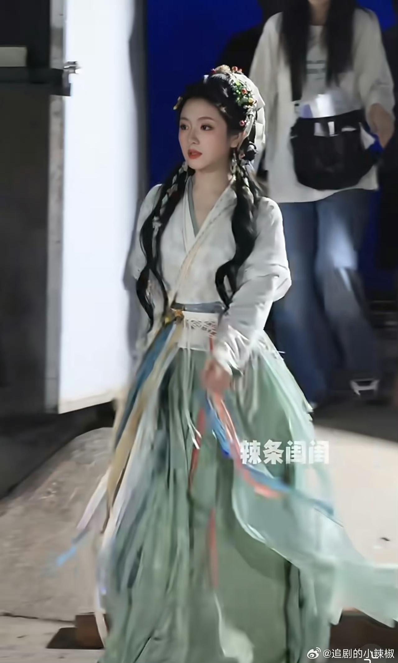 李兰迪这路透生图好美，完全是古人来的，好俏皮李兰迪古装 李兰迪美