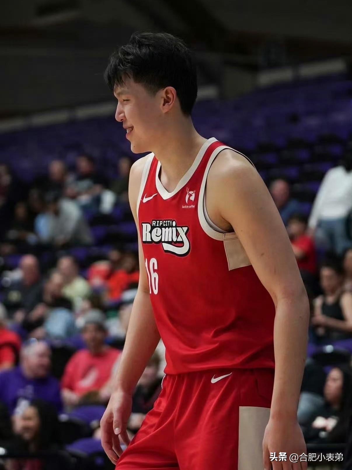 第三节一人打爆快船内线，内线翻江倒海、连续强杀得分，节奏、手感、终结全在线。
