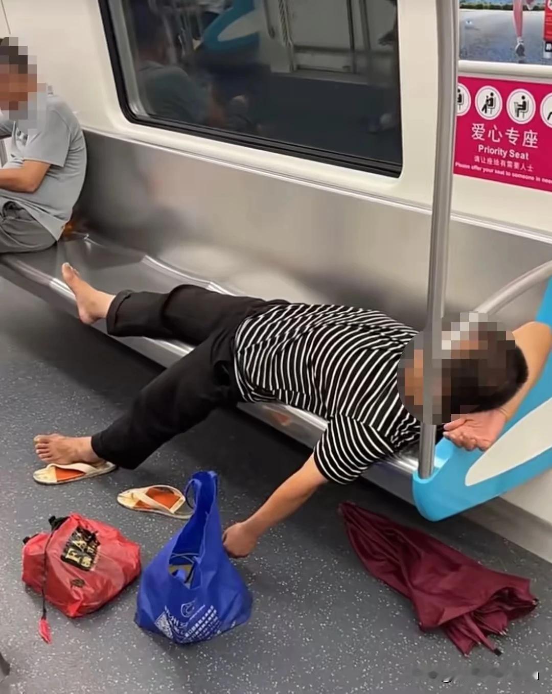 我说大妈呀，你咋就这么不喜外呢？这是公共场所地铁呀，你以为是在你家卧室呢，光着大
