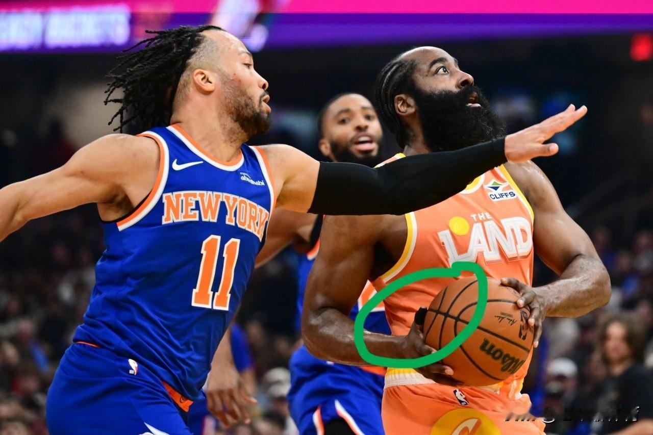 哈登真是当代“曼巴”！
都知道科比打球时轻伤不下火线，甚至手指错位时自己掰复位后