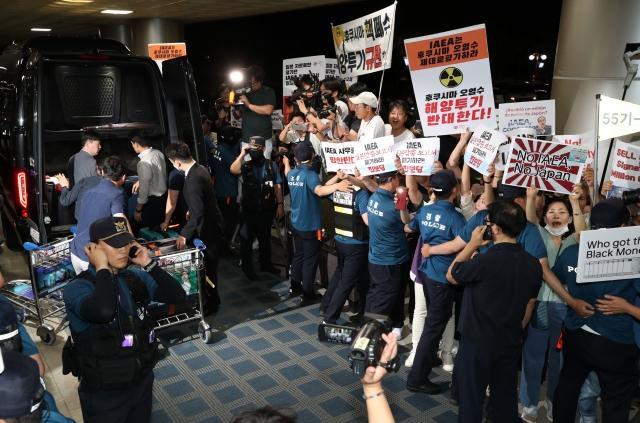 【国际原子能机构总干事访韩在机场遭韩国民众强烈抗议】

在发表内容为日本福岛核电