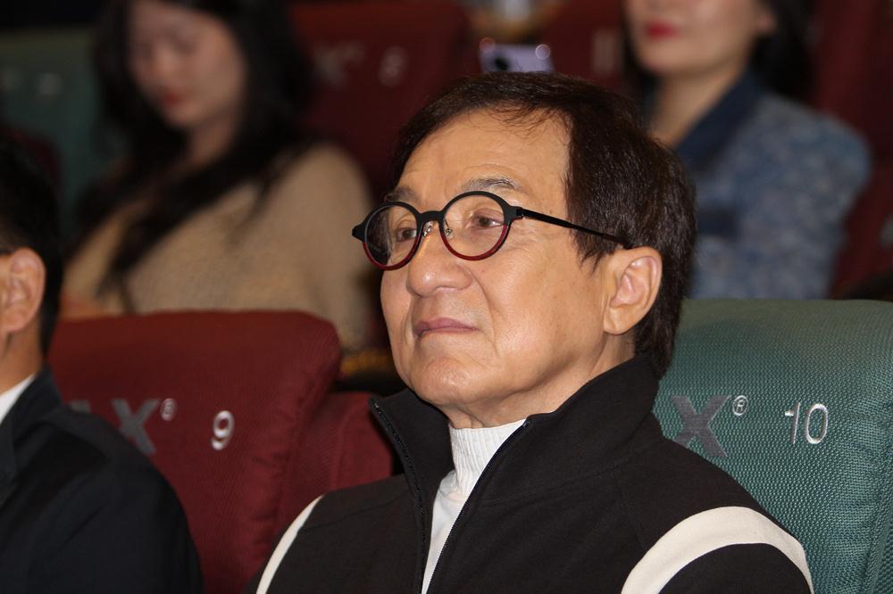 成龙回母校与学子相聚

成龙院长返校名场面太圈粉！毕业典礼发证书、中秋见新生送祝