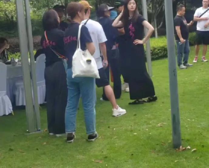 蒋欣和黄宗泽主演的新剧已经正式开机，而蒋欣也在剧组曝光的照片中展现出了瘦身成功的