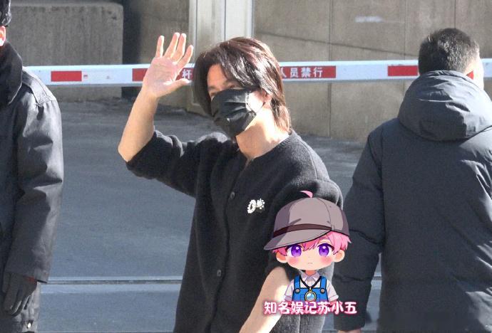 言承旭马年央视春晚第四次联排 言承旭现身马年央视春晚第四次联排，和粉丝挥手！ 