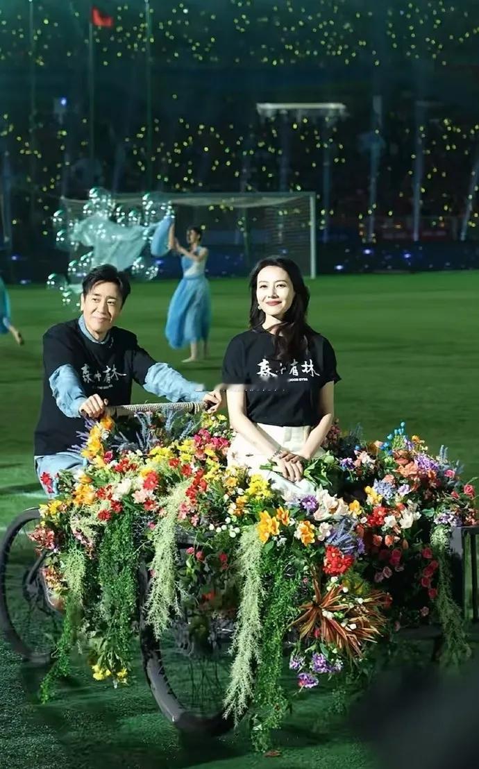高圆圆、于和伟、张天爱现身沈阳为新片宣传，三人状态出众、穿搭时髦。高圆圆以黑T配