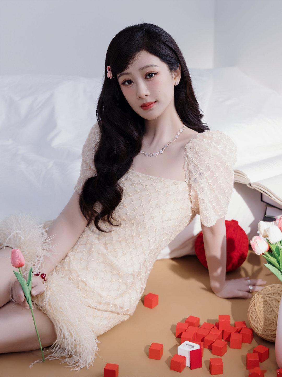 杨紫化妆郭金金发型陈陈 杨紫粉色蝴蝶结发卡杨紫的新造型化妆是郭金金~发型陈陈，一