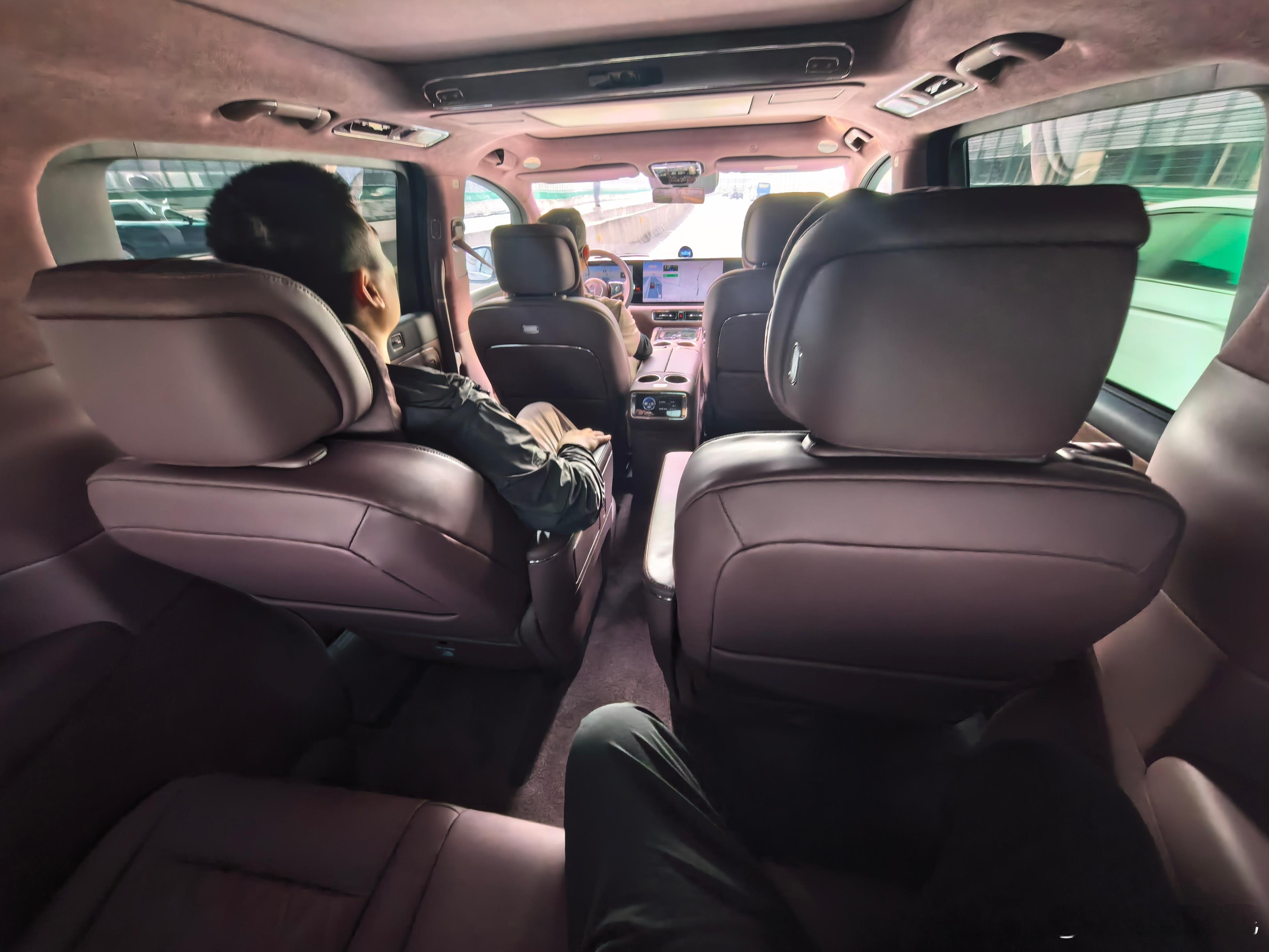 智界v9 第三排能翘二郎腿的mpv来了。做大车，鸿蒙智行有2点坚持：1是大车好开