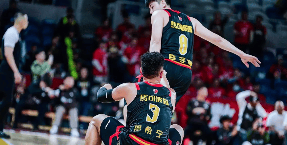 今晚深圳vs新疆大名单：贺希宁、周鹏在列，冯傲出战