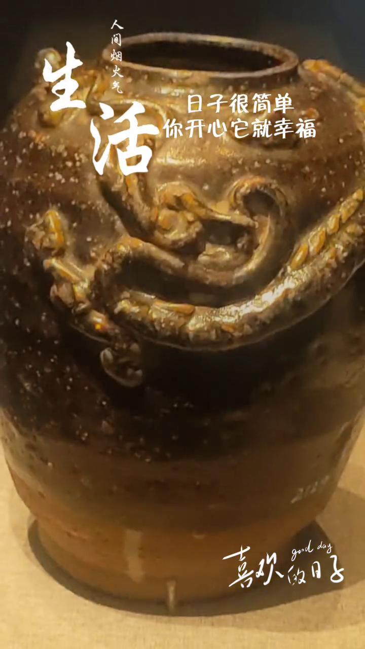 日子很简单，你开心它就幸福。
黑为水色，为长夜浓墨黑漆之色，为北方之色，乌、玄、