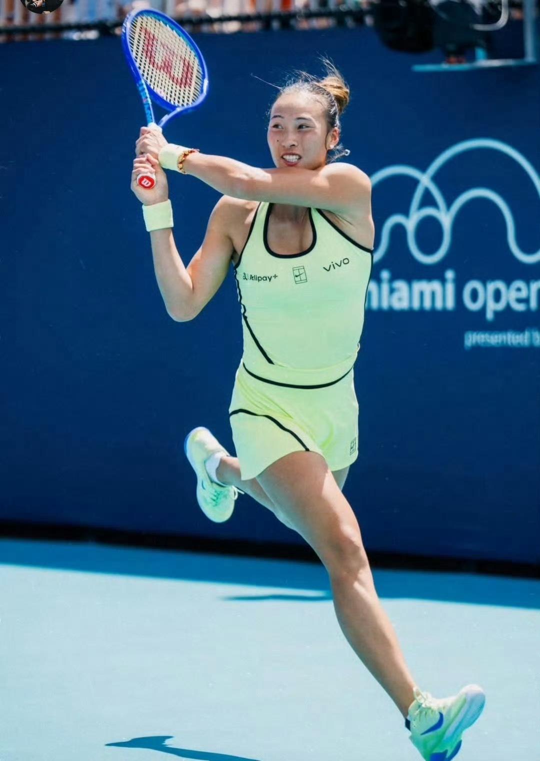 强劲！2-1！郑钦文击败本土好手凯斯，晋级迈阿密站16强！

第一盘，凯斯在发接