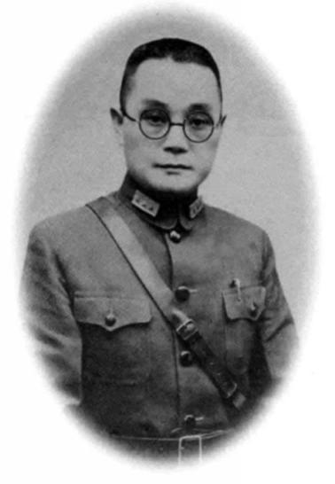 1949年深夜，上将潘文华推开房门，死死盯着正在调试发报机的七姨太。潘文华没有掏