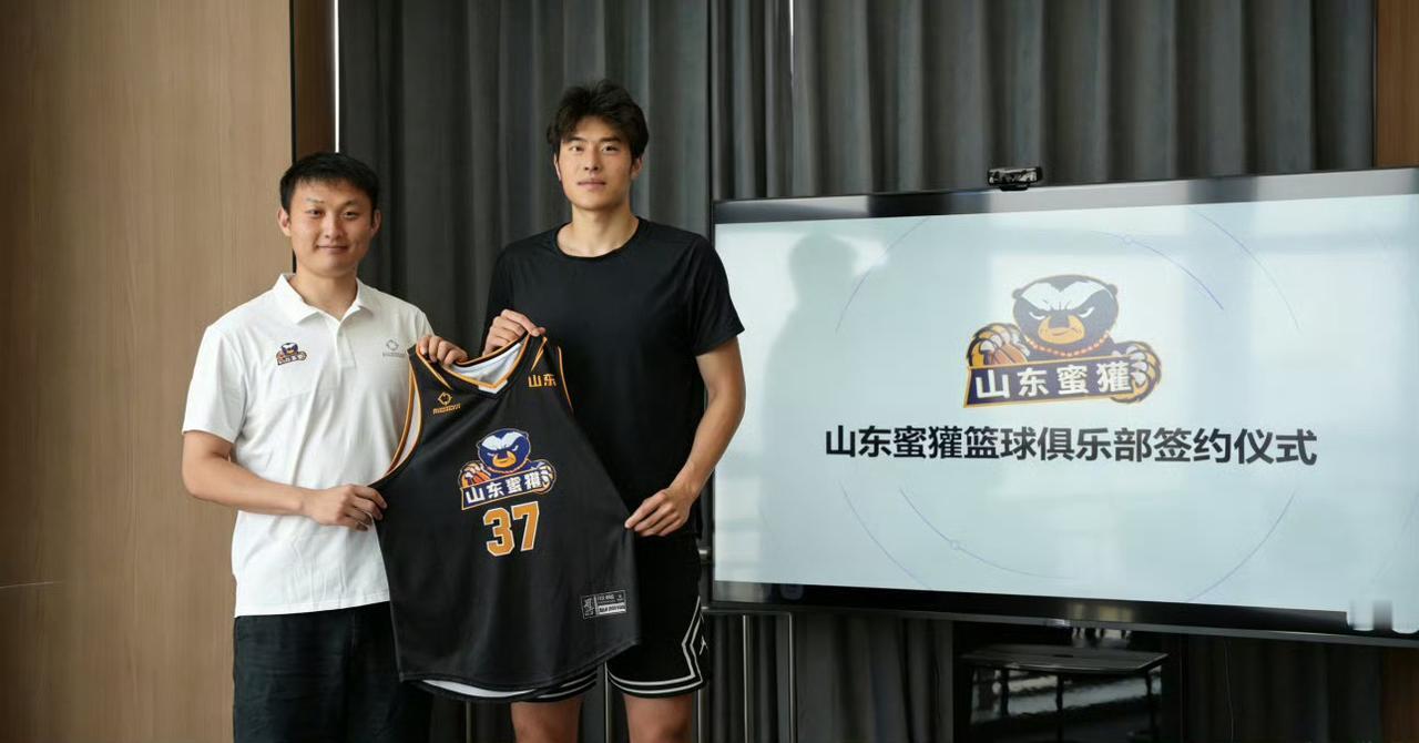 辽宁男篮青训球员任旭航加盟了NBL球队山东蜜獾队。
任旭航（23岁）在结束日本联